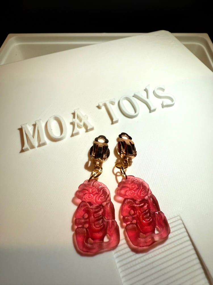 Clip-on Hei Tiki earrings